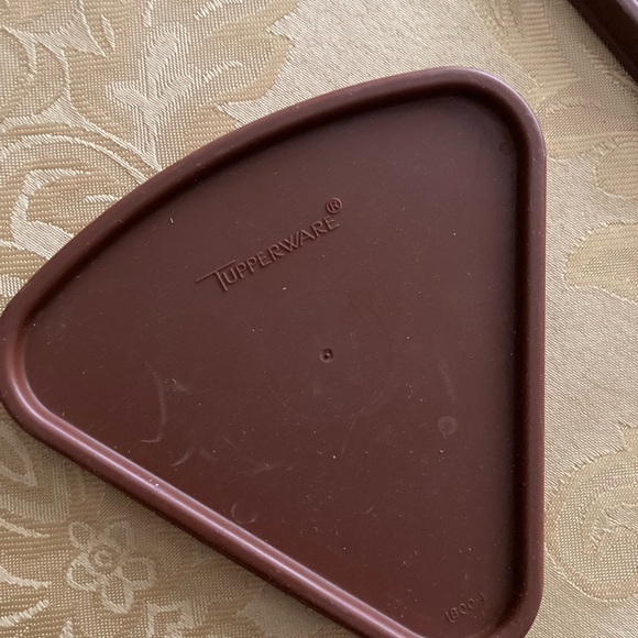 3 Tupperware in Brown Pie or Pizza Slice Keeper #1799-0 with Lid #l1800-3 - Picture 2 of 7